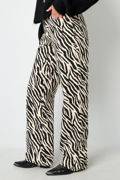 casual-zebra-hose-damen-outfit