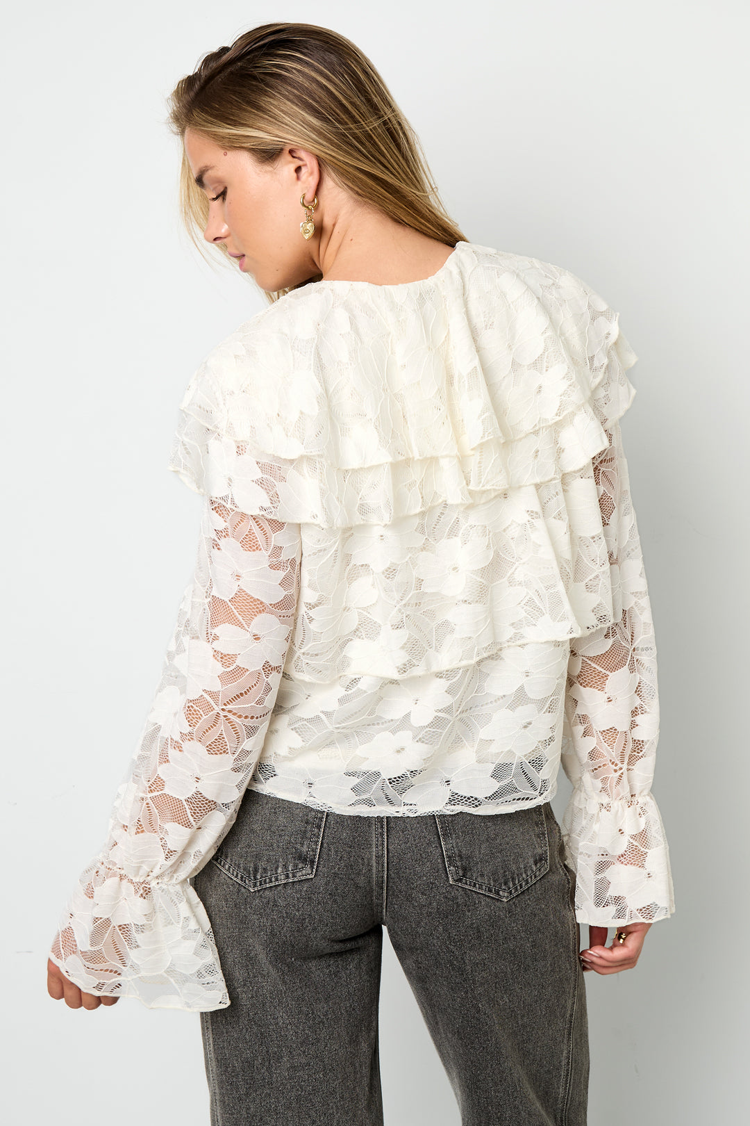 blumenmuster-damenbluse-studioaufnahme