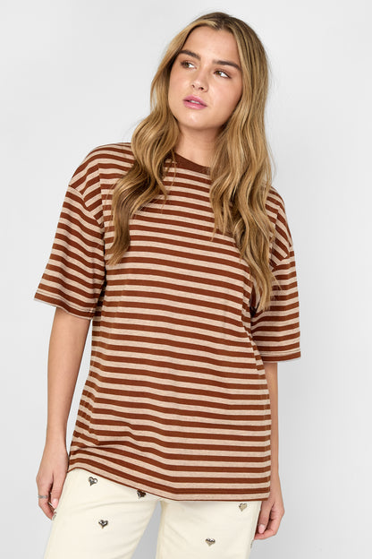 bunt-gestreiftes-damen-tshirt-am-model