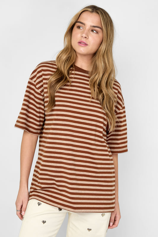 bunt-gestreiftes-damen-tshirt-am-model