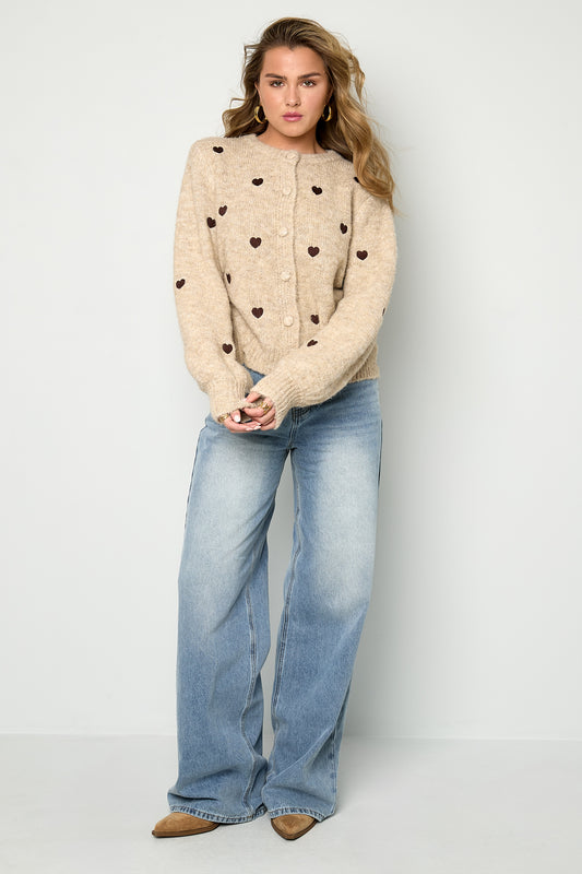 cozy-herzchen-cardigan-am-model