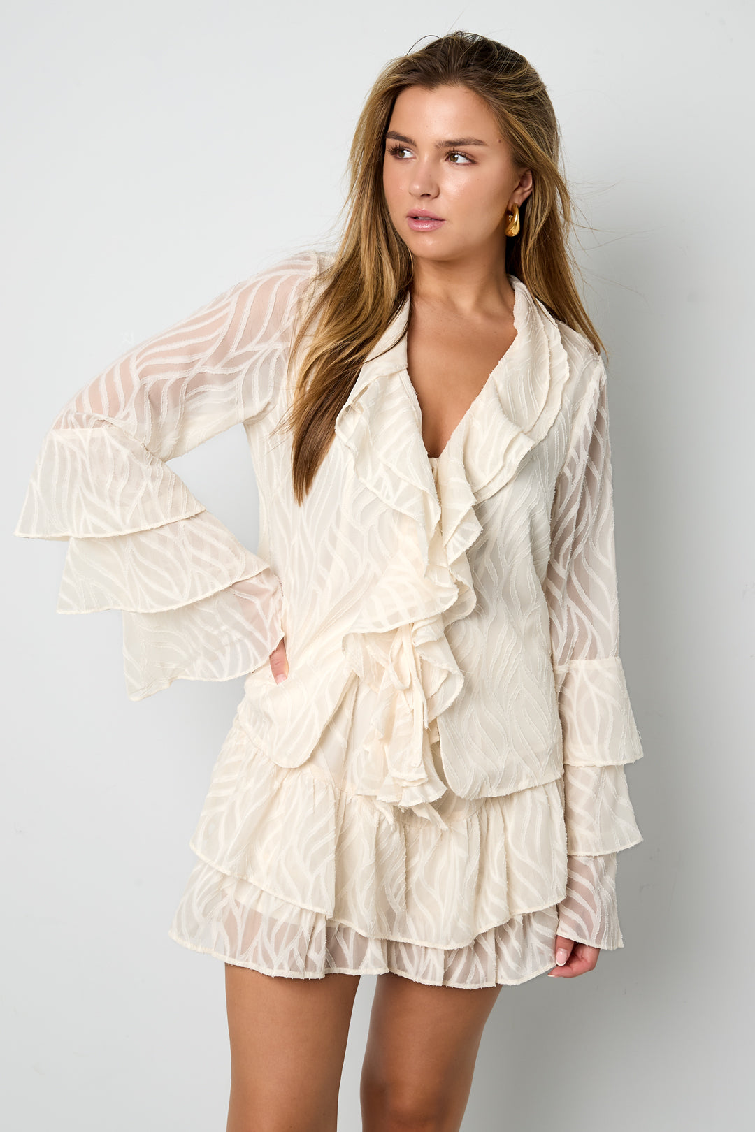gewebte-polyesterfaser-damen-langarmshirt-am-model-elegant