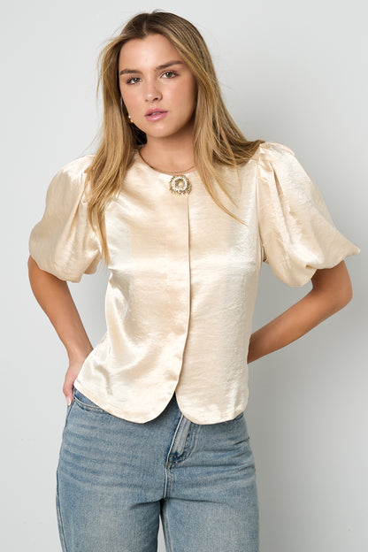 gewebtes-polyester-kurzarm-oberteil-am-model