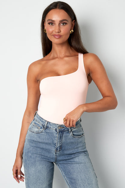 one-shoulder-body-damen-seitenansicht