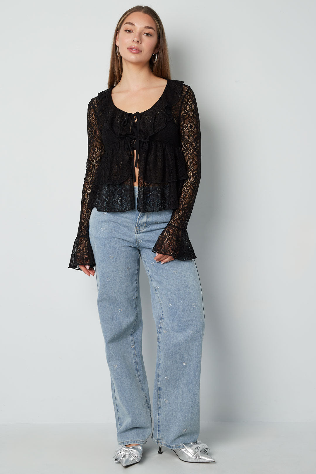 gewebte-spitze-damen-oberteil-fashion-shot-elegant