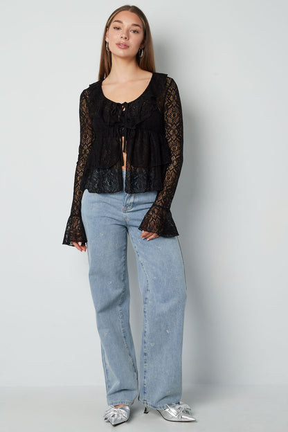 gewebte-spitze-damen-oberteil-fashion-shot-elegant