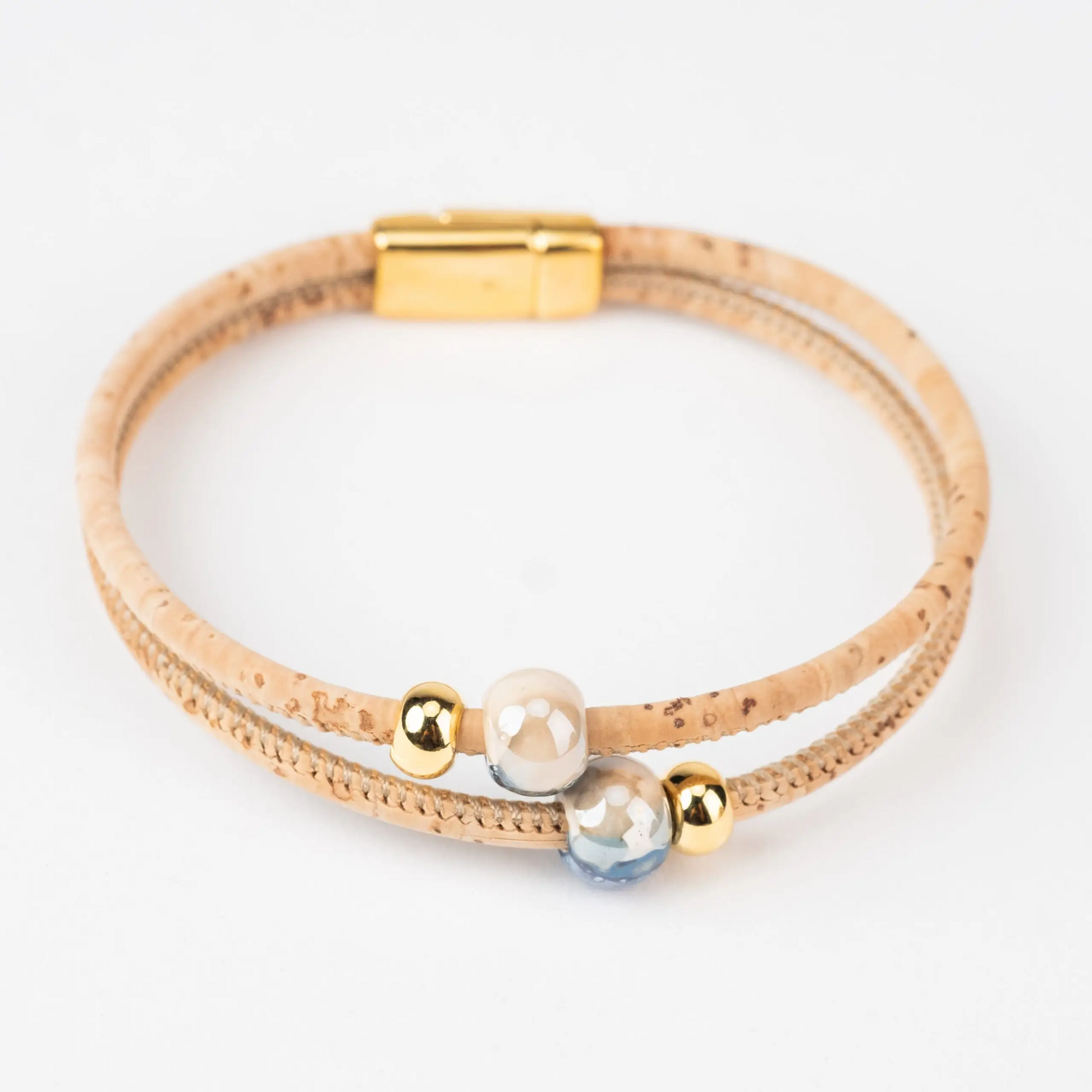 Elegantes Damenarmband mit blauer Keramik und Goldperlen