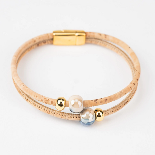 Elegantes Damenarmband mit blauer Keramik und Goldperlen