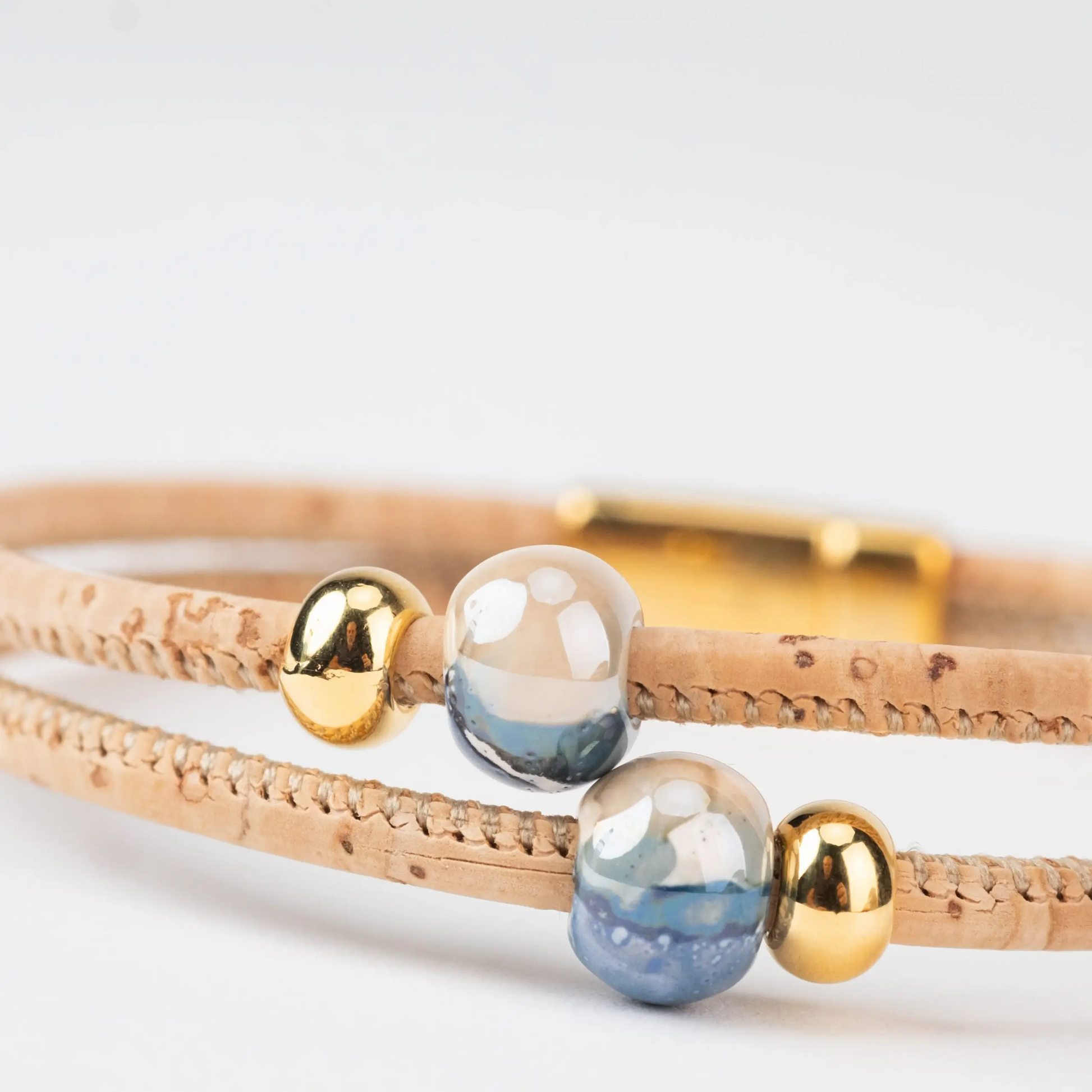 Doppelsträngiges Armband mit gemischter blauer Keramik und Goldperlen