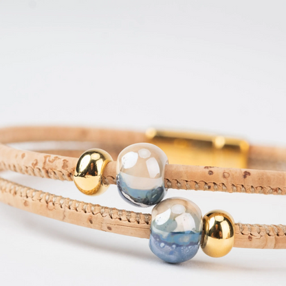 Doppelsträngiges Armband mit gemischter blauer Keramik und Goldperlen