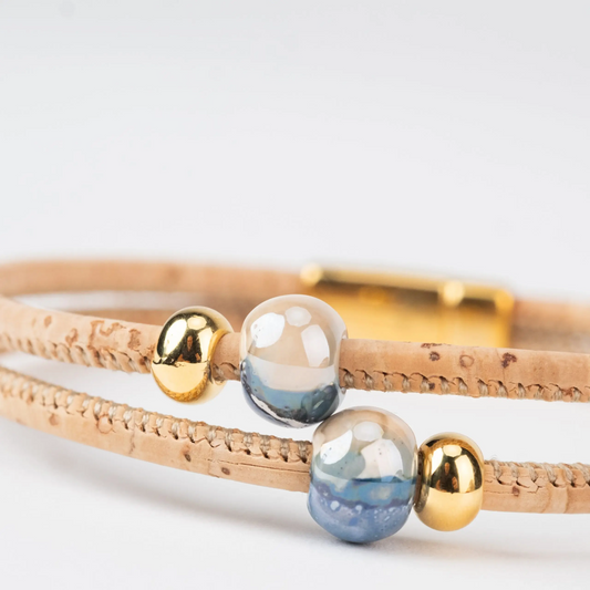 Doppelsträngiges Armband mit gemischter blauer Keramik und Goldperlen