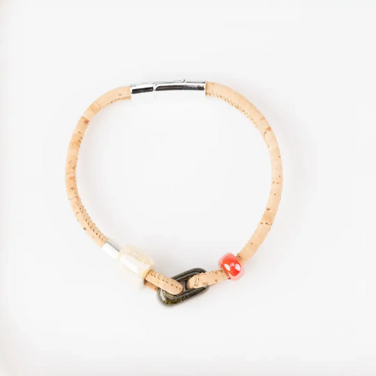 Doppelsträngiges Armband mit drei Keramikstücken und Silberperlen