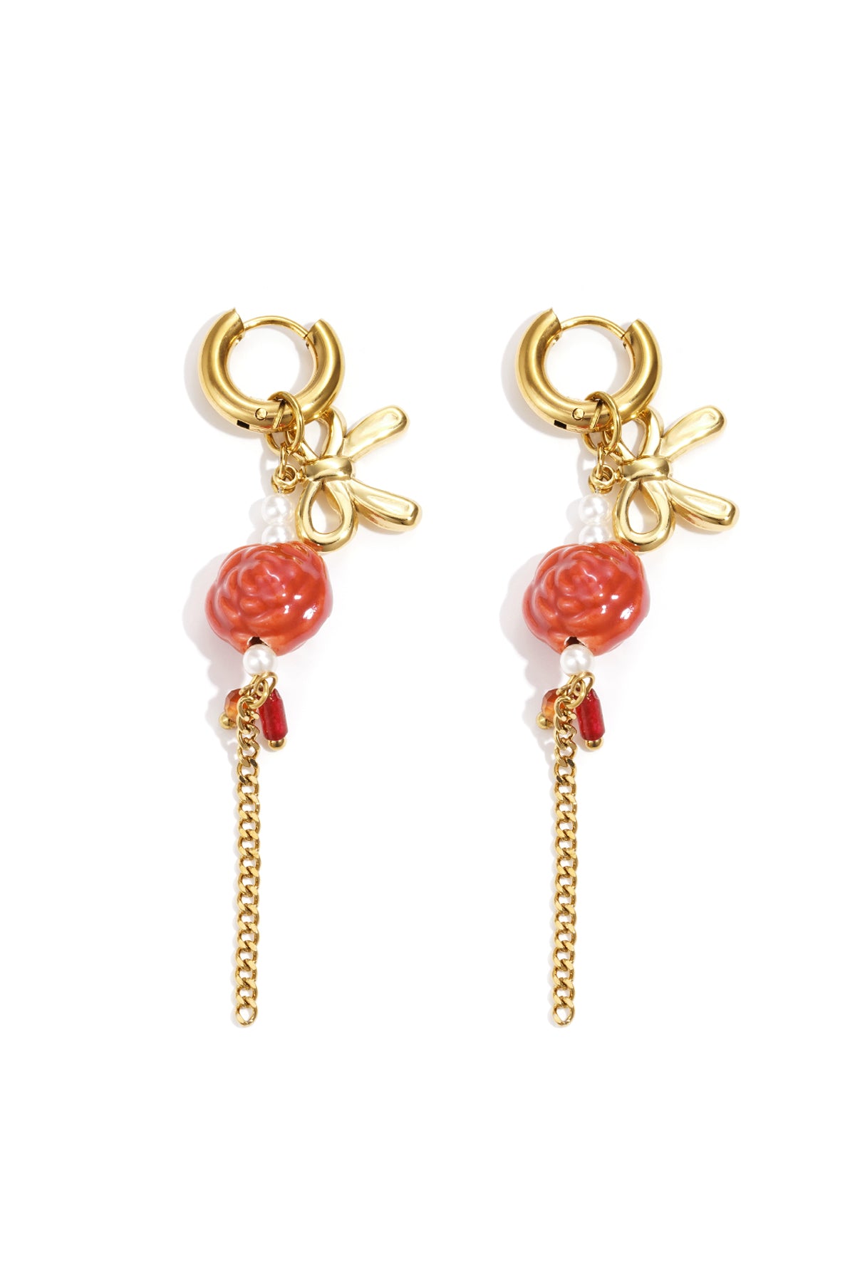 Damen tragen Edelstahl Tropfen Ohrringe mit floralem Statement Design für den Alltag.