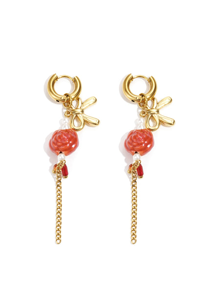 Damen tragen Edelstahl Tropfen Ohrringe mit floralem Statement Design für den Alltag.