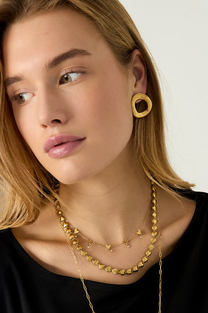Damen trägt Edelstahl Herz Halskette im modernen Alltagslook