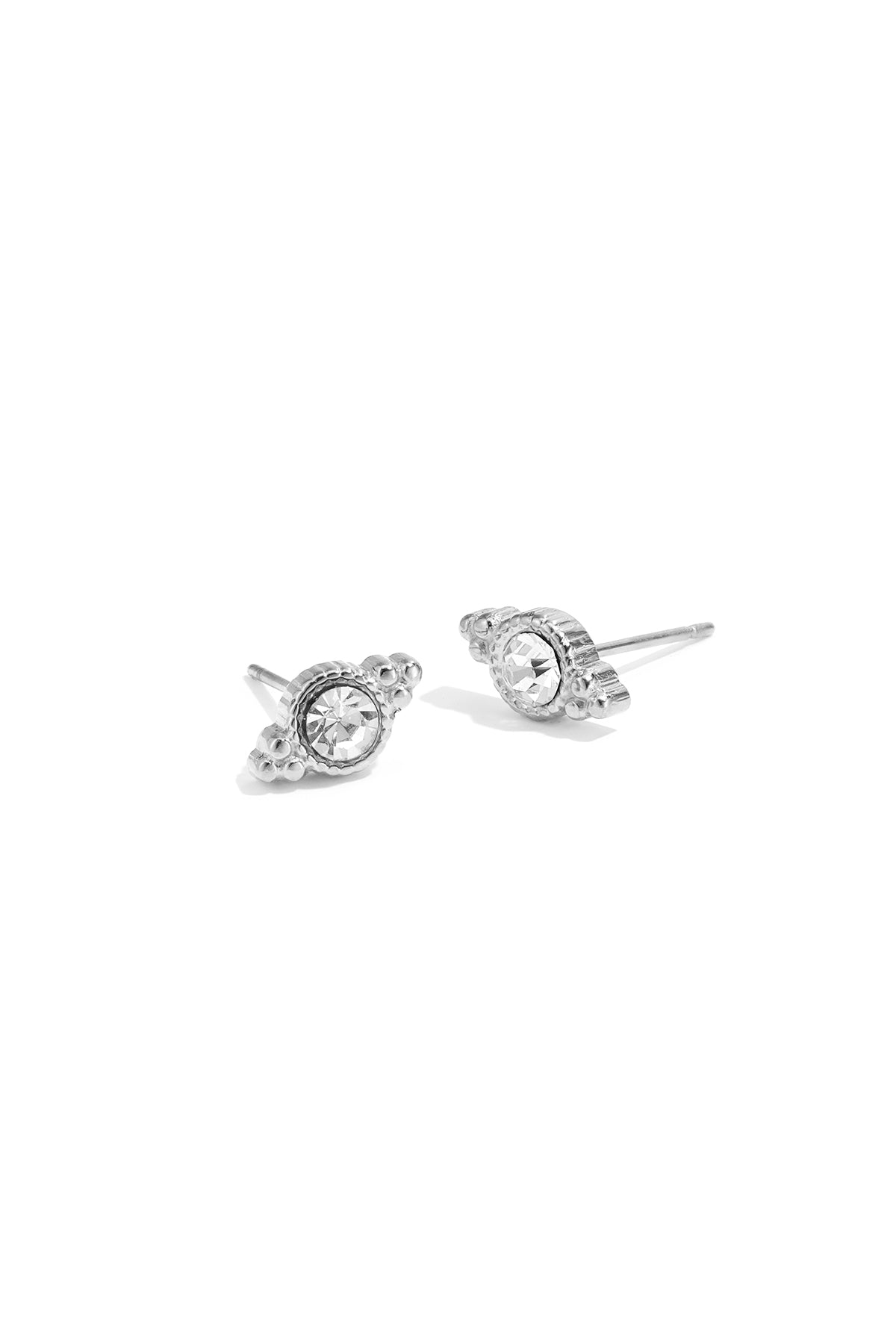 Damen trägt schlichte Edelstahl Ohrstecker im modernen Stil