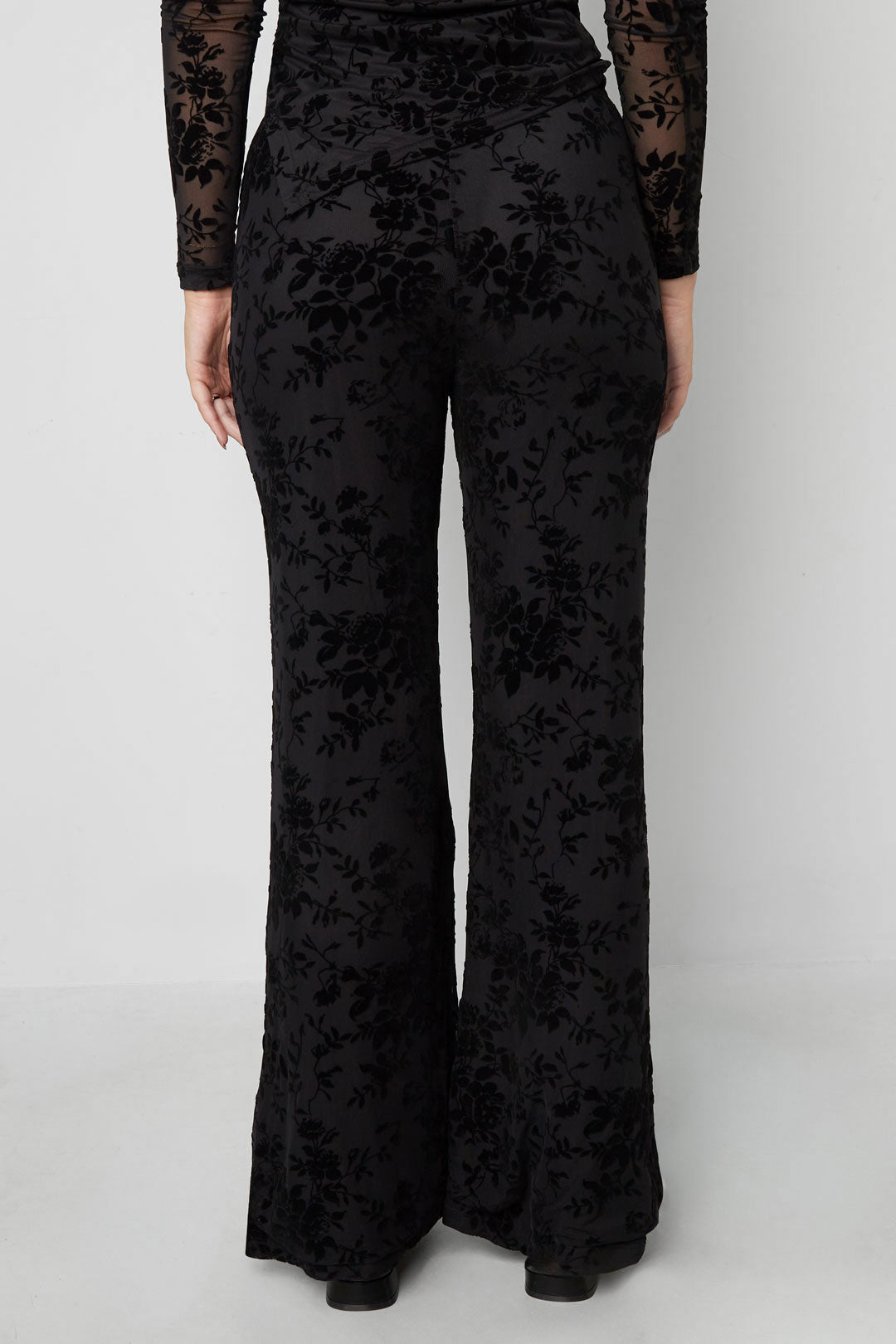 Mesh-Hose mit floralem Wildledermuster – passend zum Outfit