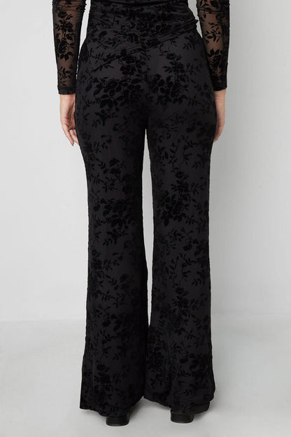 Mesh-Hose mit floralem Wildledermuster – passend zum Outfit