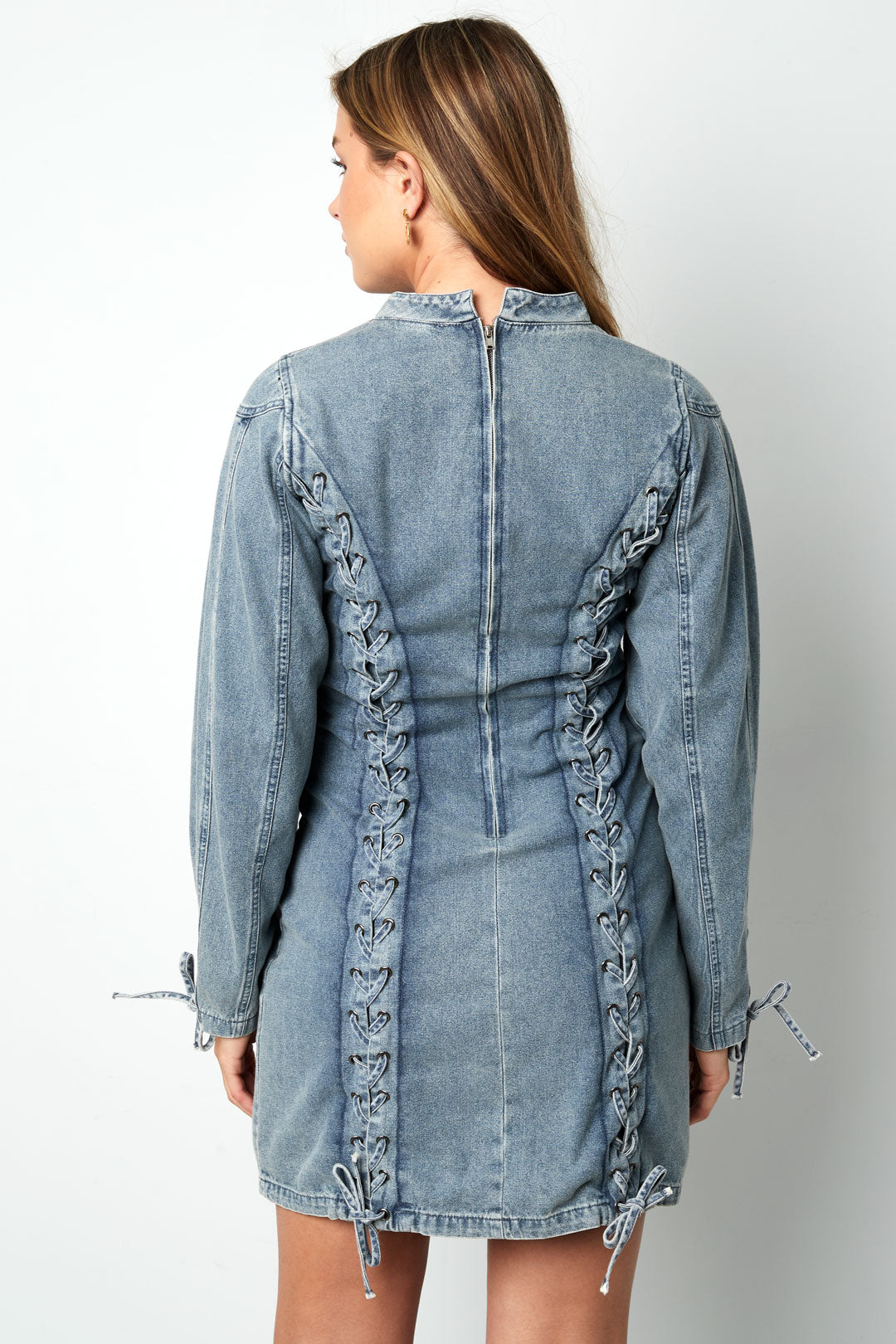 einfarbiges-kleid-damen-look