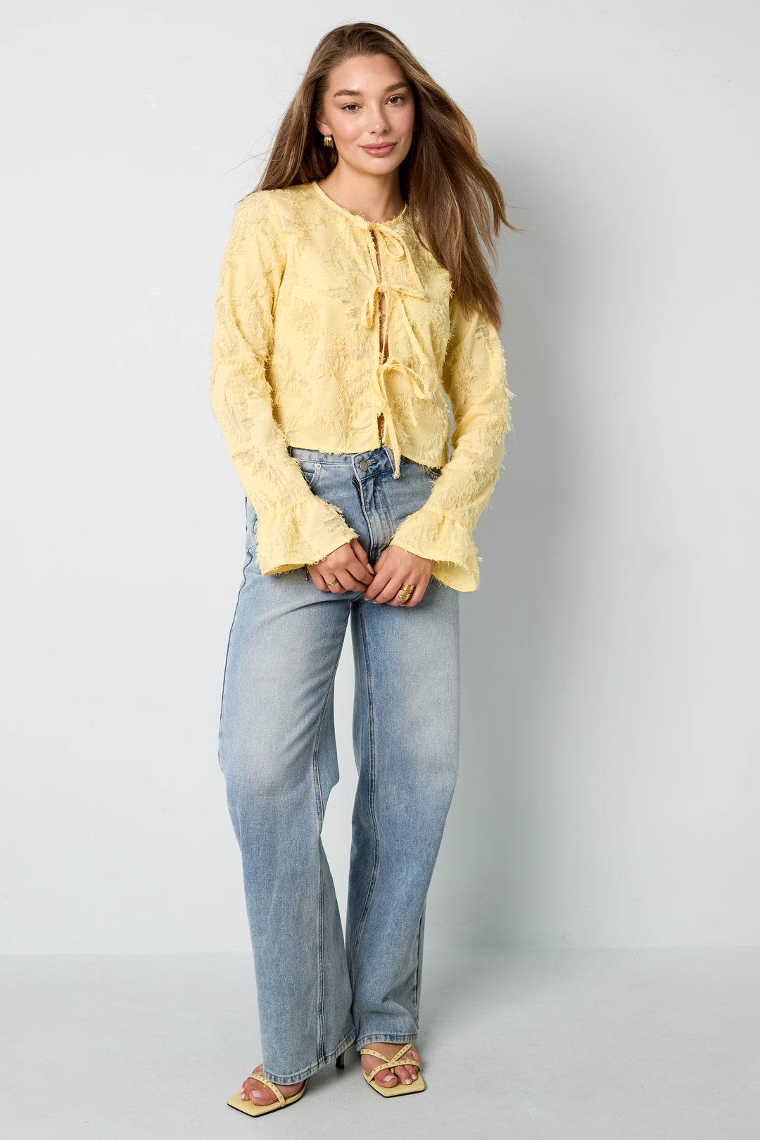 gewebte-polyesterfasern-damen-langarmshirt-detailansicht-feine-textur