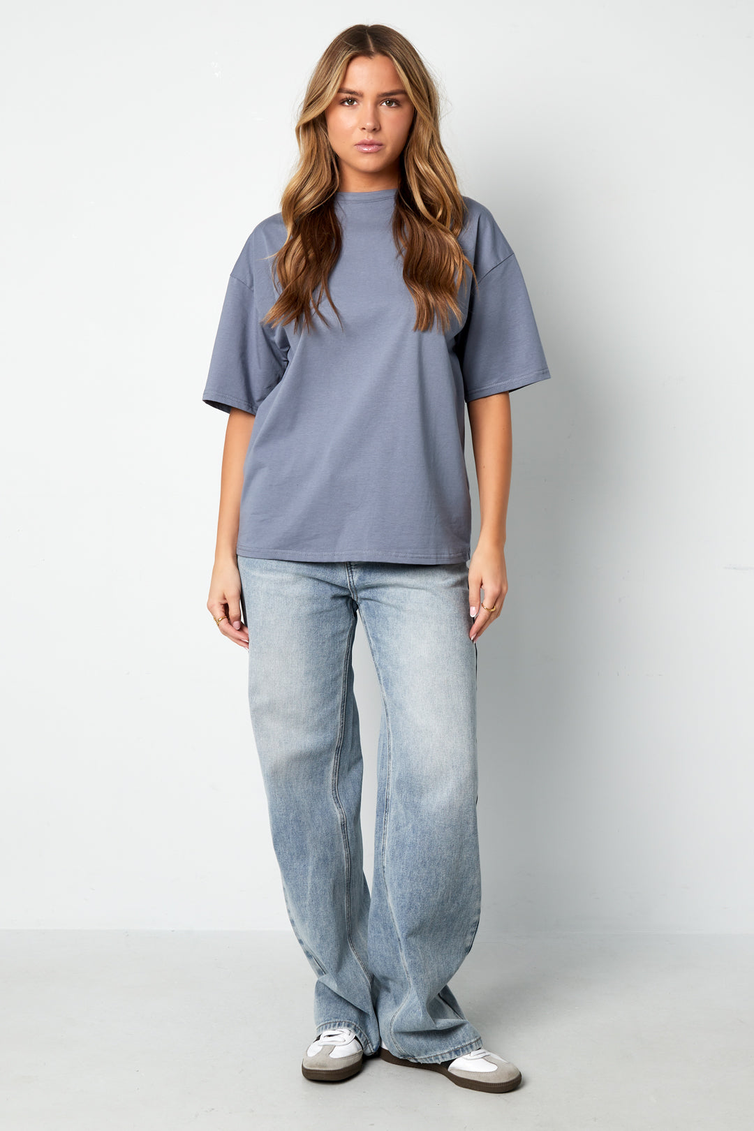 einfarbiges-baumwolle-damen-t-shirt-am-model
