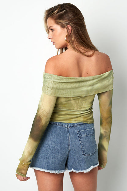 gewebter-polyester-damen-oberteil-fashion-shot-minimal-elegant