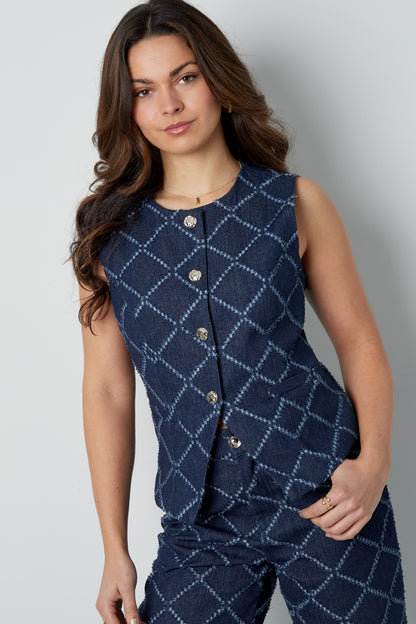 baumwolle-damen-oberteil-fashion-shot-eleganter-geometrischer-stil