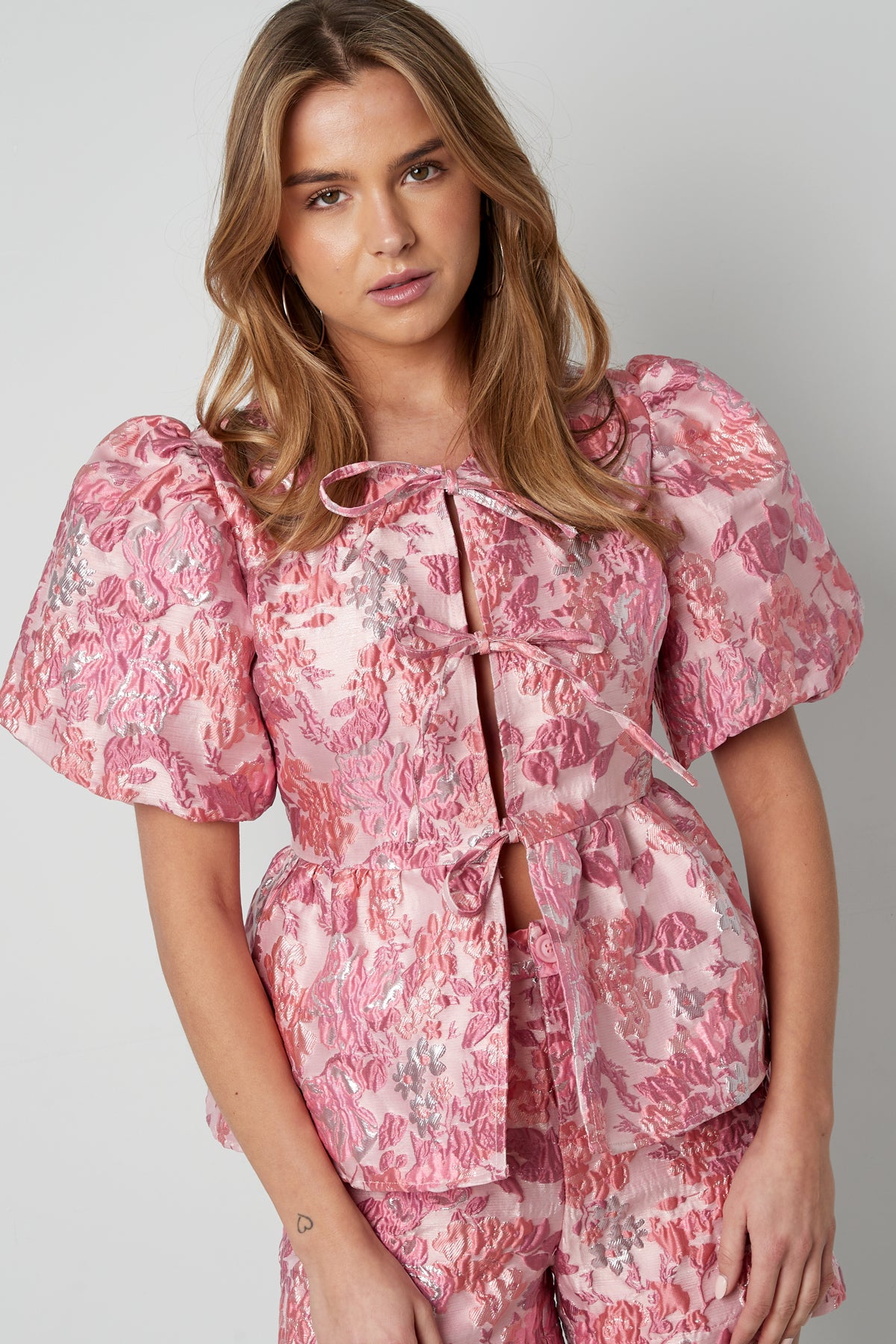 elegante-damen-bluse-kurzarm-floral-design-fashion-look