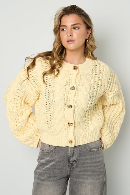 elegante-zopfmuster-strickjacke-damen