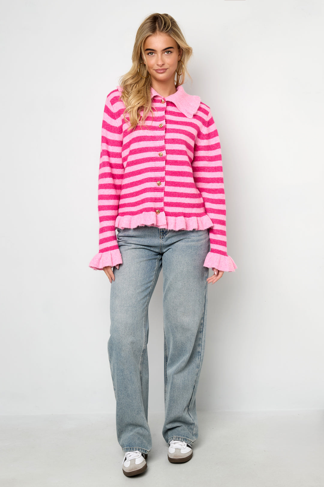 elegante-strickjacke-damen-gestreift-modern-stil-fashion-look