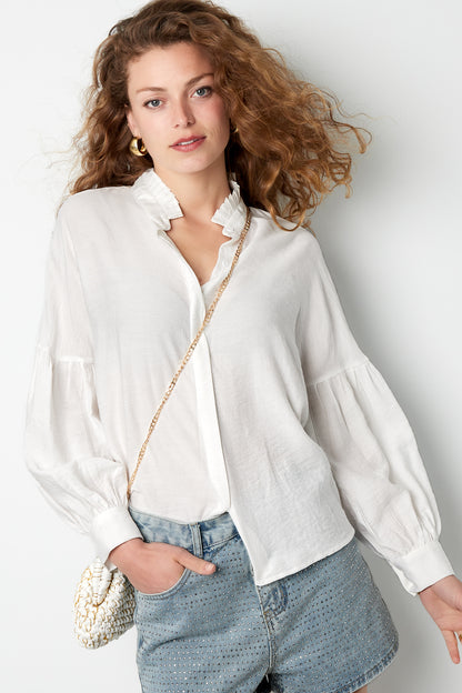 elegante-viskose-damenbluse-am-model