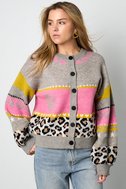 eleganter-cardigan-damen-blumen-design-mode-fashion-look