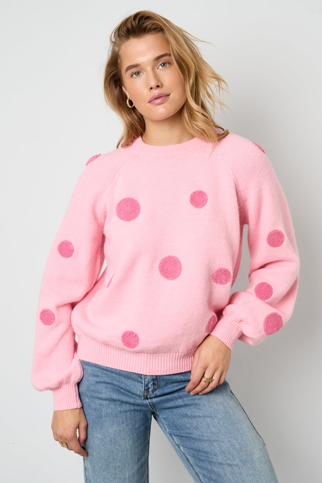 eleganter-gepunkteter-pullover-damen