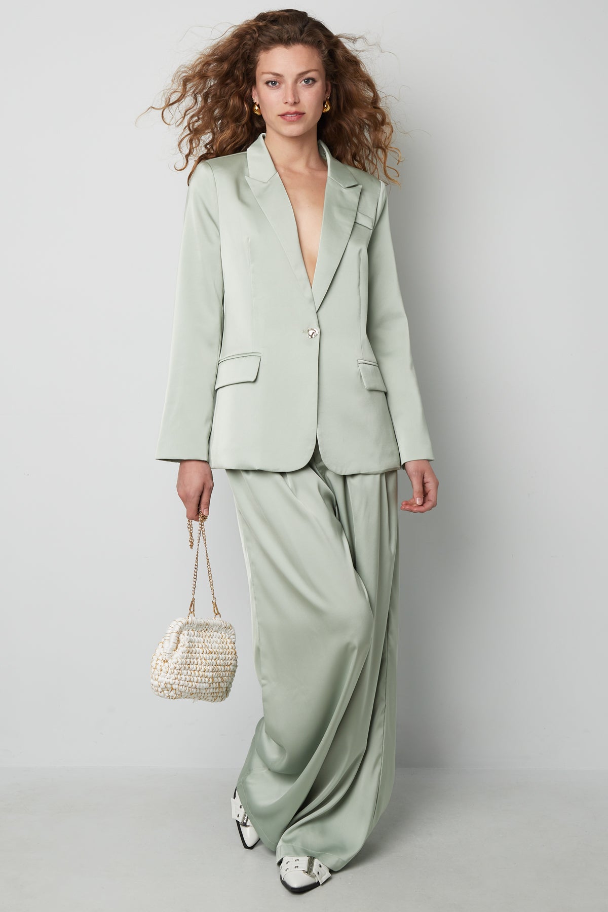 eleganter-satin-blazer-am-model