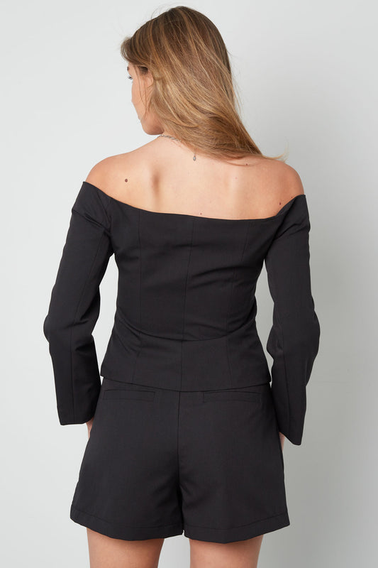 polyester-off-shoulder-oberteil-am-model-elegant