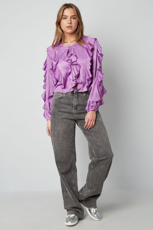 polyester-damen-oberteil-am-model-femininer-look
