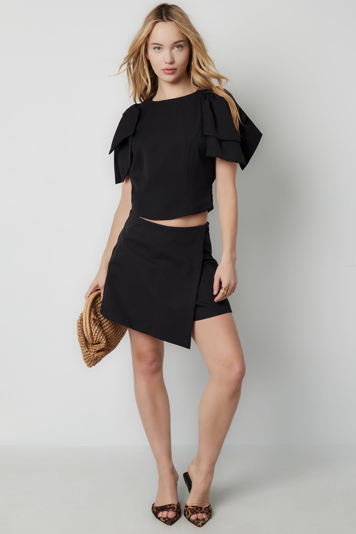 elegantes-kurzarm-top-damen-rueschen-design-sommer-fashion-look