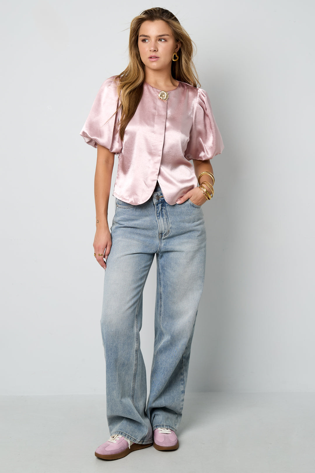 kurzarm-oberteil-damen-outfit-inspiration