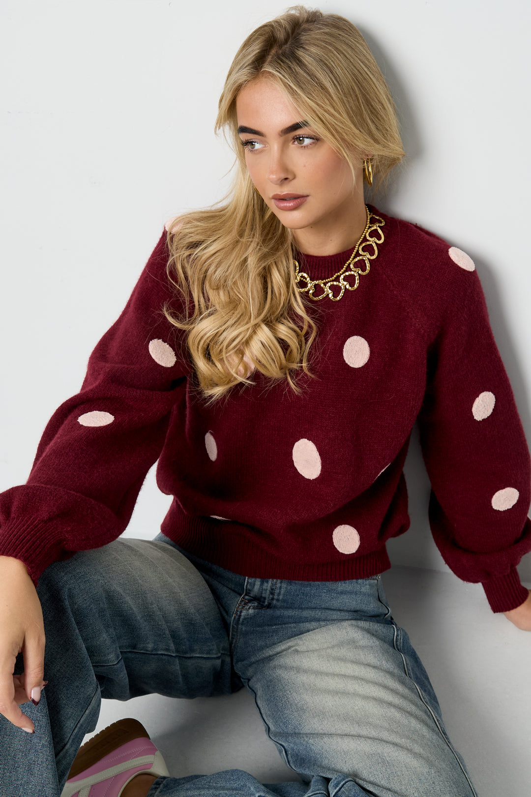 gepunkteter-pullover-studioaufnahme