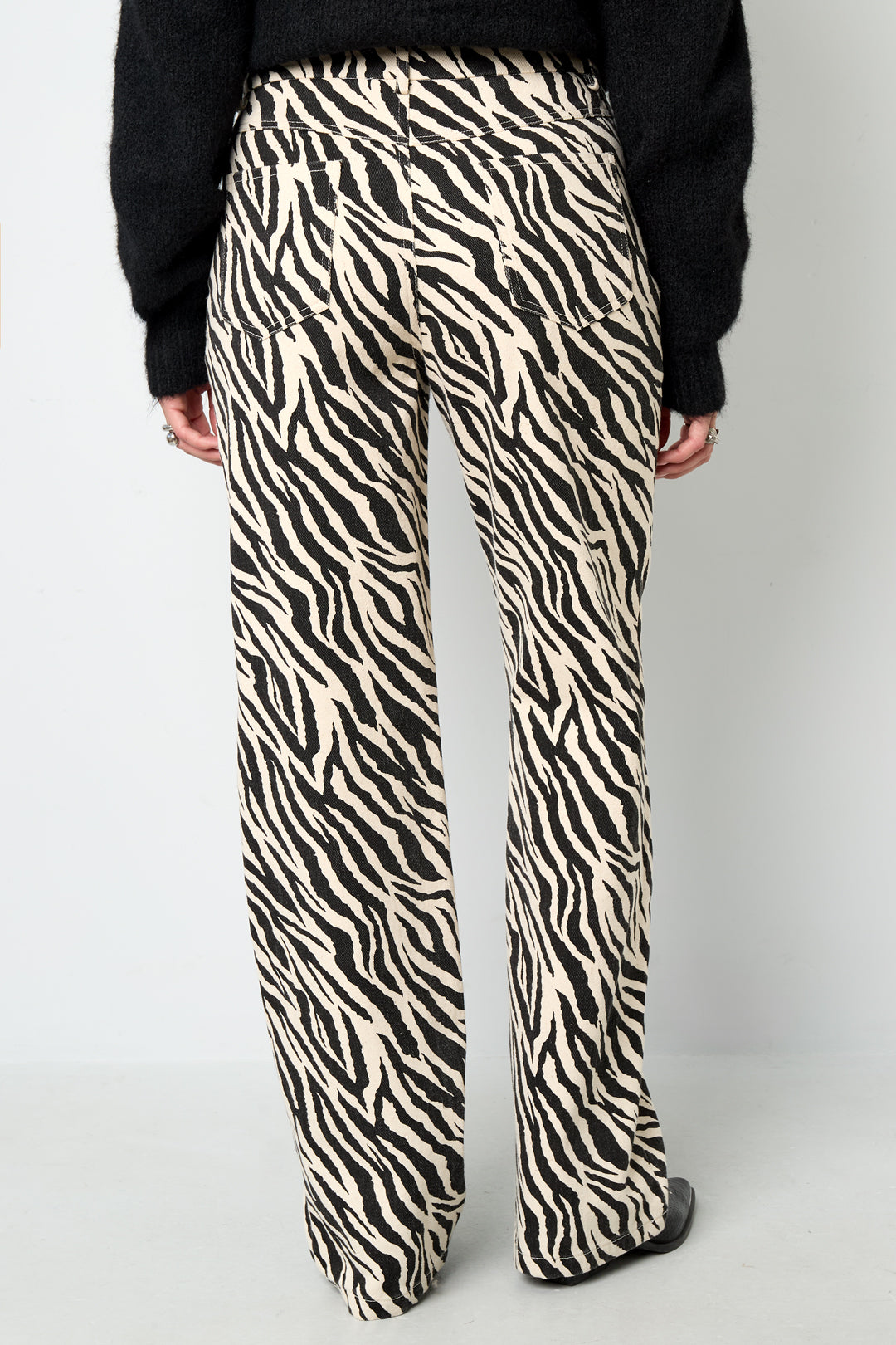 zebra-hose-damen-seitenansicht