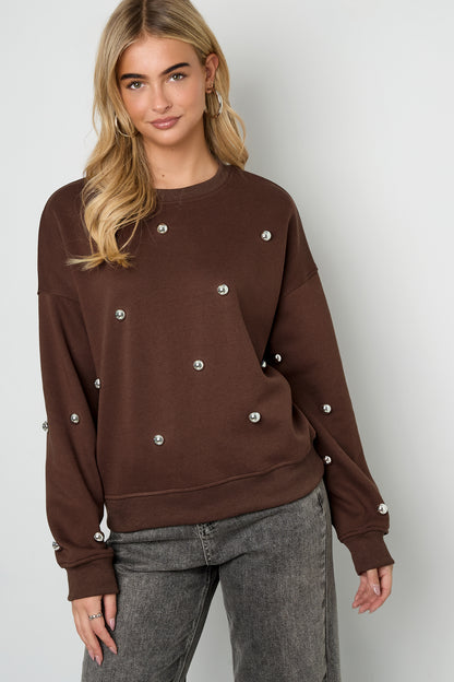 Der Nietenpullover