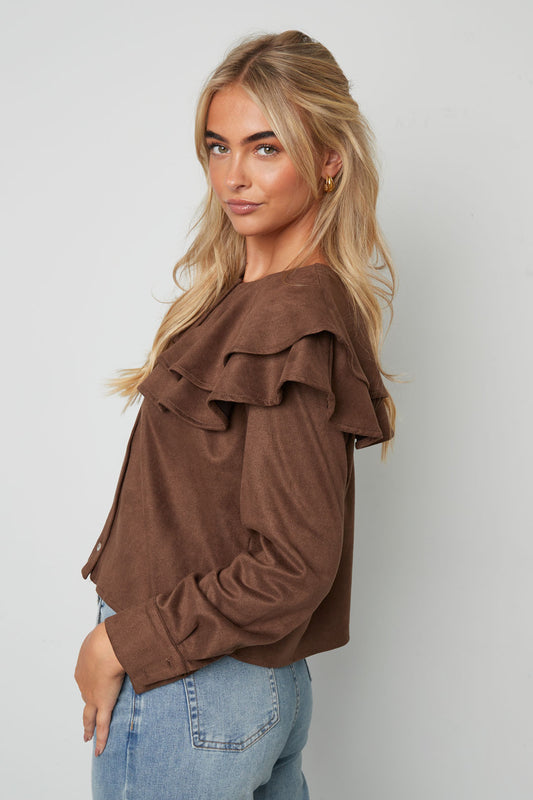 feminine-rueschen-damenbluse-am-model