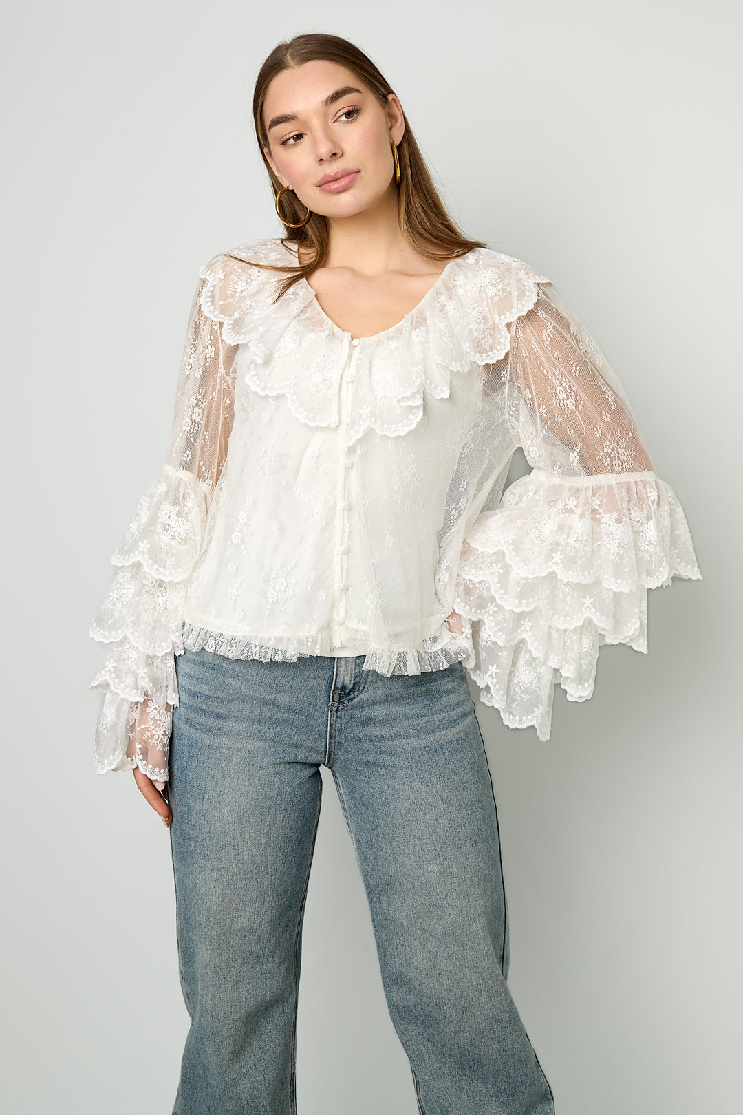 feminine-freizeitbluse-damen-am-model