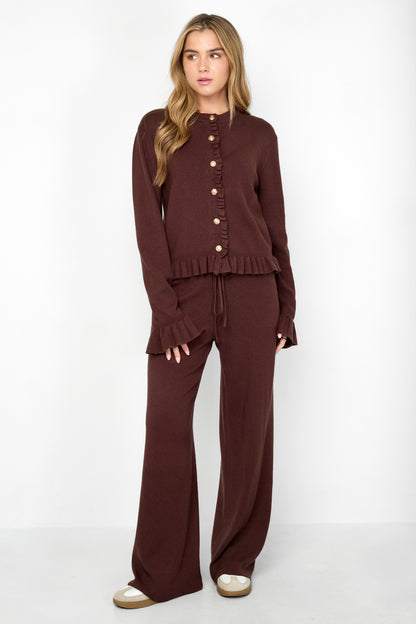 femininer-rueschen-cardigan-look