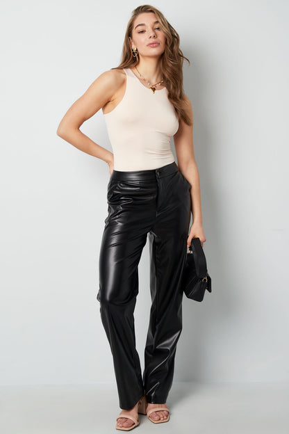 figurbetonter-damen-body-detailaufnahme