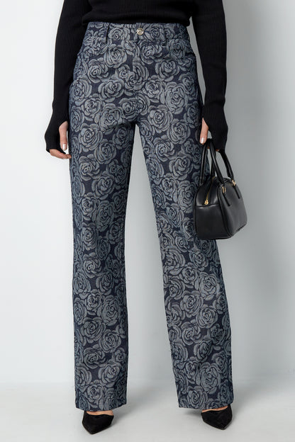 gerade-hose-damen-am-model
