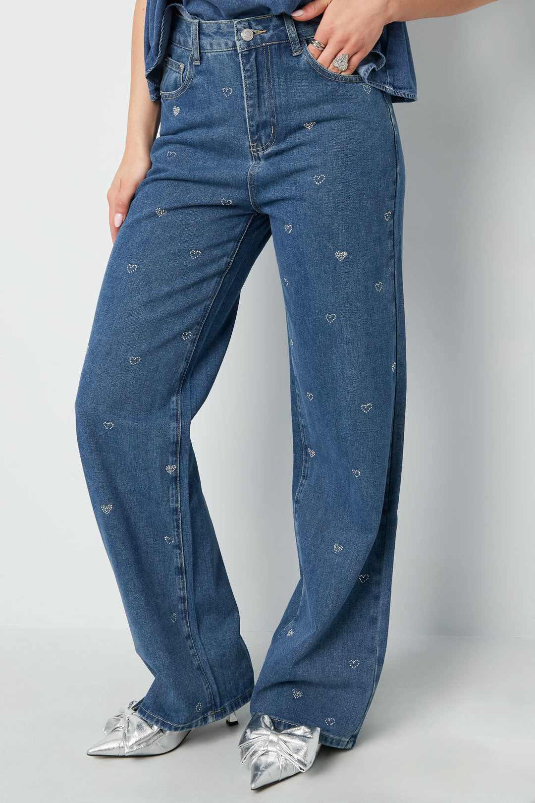 gerade-jeans-mit-herz-stickerei
