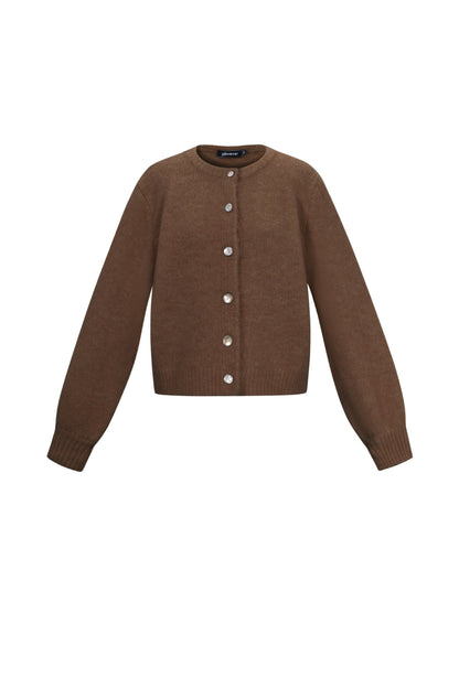 gestrickte-strickjacke-casual-outfit-styling
