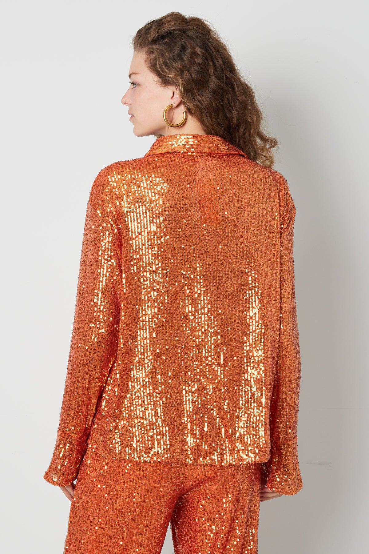 glitzernde-pailletten-damenbluse-detailaufnahme
