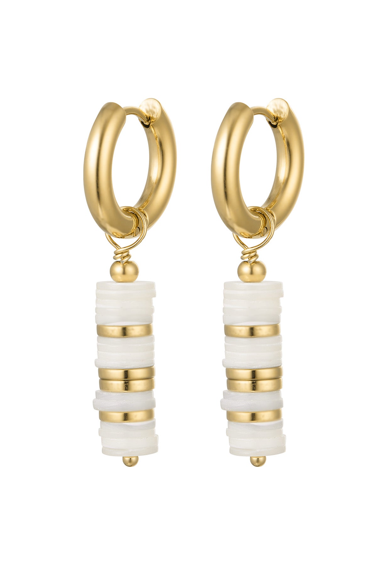 Goldfarbene Edelstahl Ohrringe mit flachen Perlen in eleganter Frontansicht.